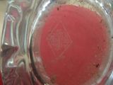un cendrier en verre contenant une substance rouge