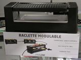 une photo en noir et blanc d'un grille-pain exposé dans un magasin