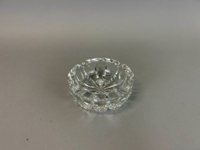 SAINT-LOUIS Cendrier en cristal taillé.