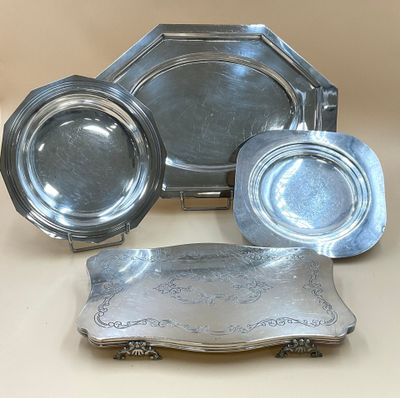 plusieurs couverts posés sur une table