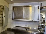 un grand comptoir en acier inoxydable dans une cuisine commerciale