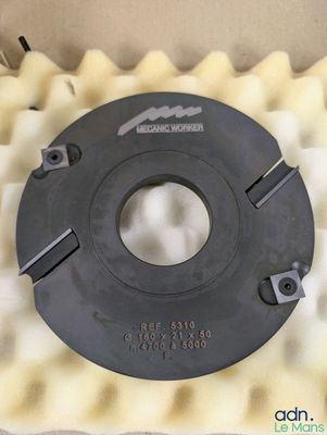 une image montrant un gros plan d'un objet en plastique dans une boîte