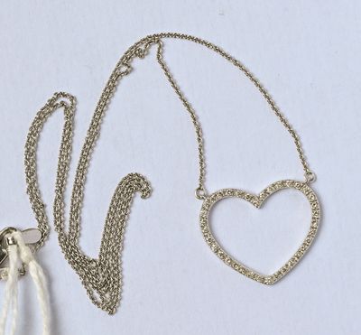 Collier en or gris 18K (750/oo) à maille forçat, le motif ce…