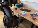 un bureau sur lequel se trouvent un ordinateur, un clavier, une souris et d'autres objets