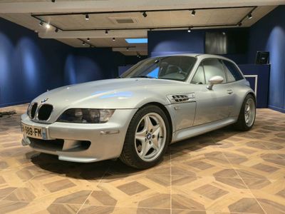 une photo d'une voiture de sport BMW argentée dans un showroom