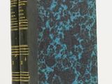 deux livres posés l'un sur l'autre sur une surface blanche