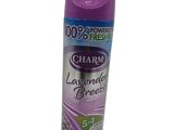 un gros plan d'un flacon de spray « Lavender Breeze » sur fond blanc