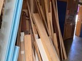 de nombreuses pièces de bois empilées dans une pièce