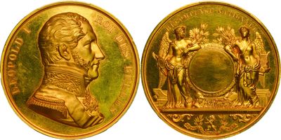 un gros plan d'une médaille d'or sur laquelle figure un homme