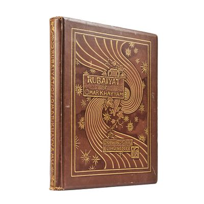 un vieux livre à la couverture dorée posé sur une surface blanche