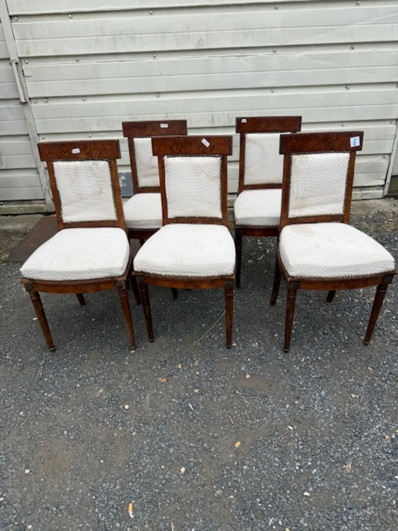 Suite de cinq chaises à bandeaux en bois de placage Style Directoire (état d'usage) (934)
