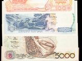 quatre billets de banque différents sur lesquels figurent l'image d'un homme et d'une femme