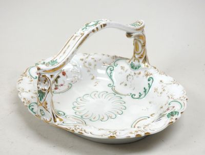 une assiette blanche ornée d'un motif vert et doré