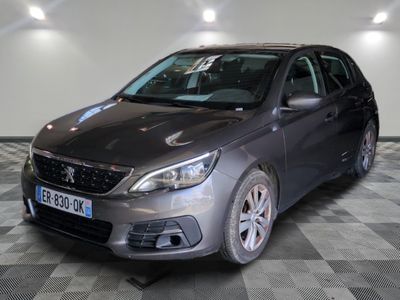 la voiture grise est garée sur un sol en damier dans le garage