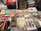 une table sur laquelle sont posés de nombreux livres anciens
