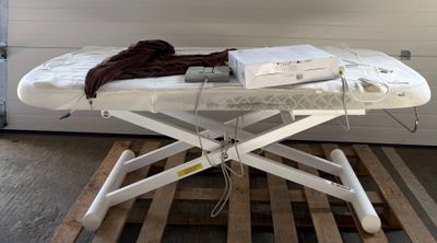 une image représentant une table posée sur une palette