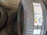 des pneus empilés les uns sur les autres