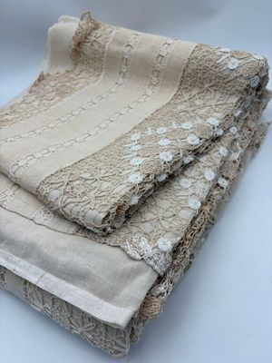 Deux paires de rideaux en chanvre à décor de dentelles.