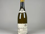 l'image d'une bouteille de vin posée sur une table