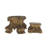 paire de bougeoirs anciens en laiton, ornés de sculptures élaborées