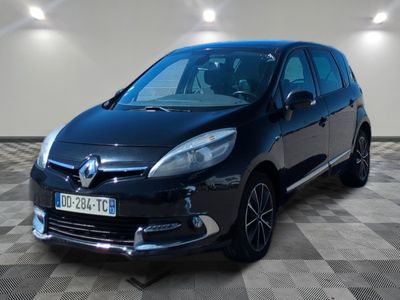 une photo d'une voiture noire garée dans un garage