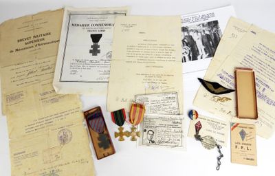 quelques papiers et médailles sont posés sur une table