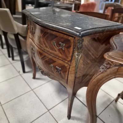 une commode au plateau en marbre dans un magasin