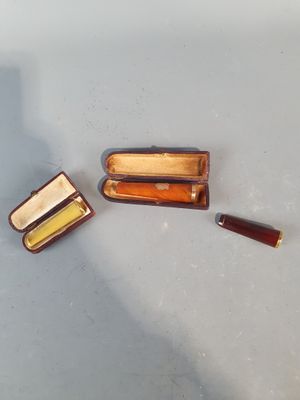 Lot de trois porte-cigarettes début XXème en ambre ou bakéli…