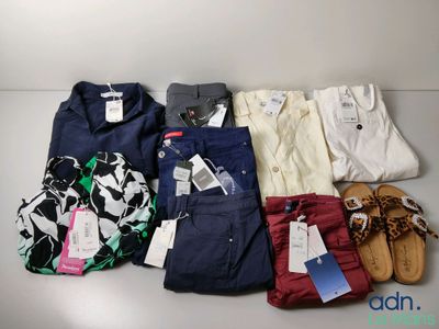 plusieurs paires de vêtements masculins sont disposées sur une table