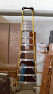 une échelle adossée au mur d'une pièce
