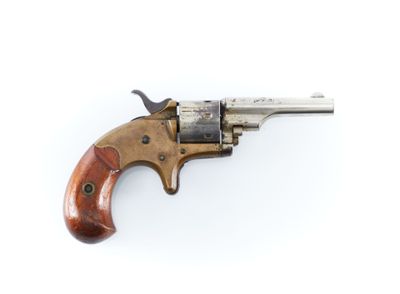 un vieux revolver avec un manche en bois sur fond blanc