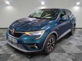 la voiture bleue est garée sur un sol en damier dans le garage