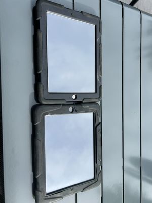 deux miroirs carrés fixés sur le côté d'un immeuble
