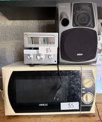 deux micro-ondes et une radio empilés les uns sur les autres