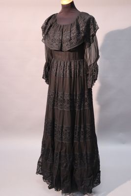 une photo d'une robe de femme sur un mannequin, un mannequin, un mannequin