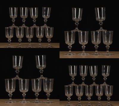 de nombreux verres à vin posés sur une table en bois