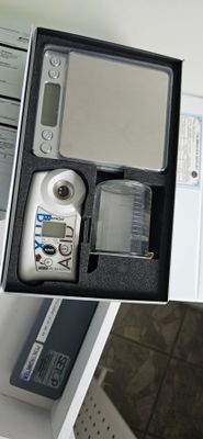 une photo d'un téléphone portable dans une boîte posée sur une étagère