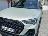 l'avant d'un SUV Audi blanc garé devant un immeuble