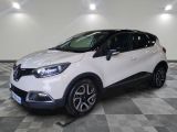 une voiture blanche est garée sur le sol à carreaux d'un garage