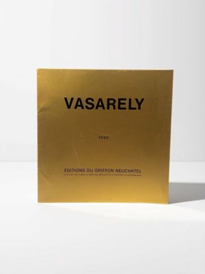 une carte dorée sur laquelle est inscrit le mot « Vasarly »
