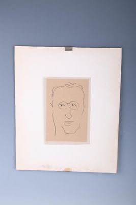 une photo d'un dessin représentant un homme accroché au mur