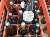plusieurs bouteilles de vin posées dans une caisse rouge