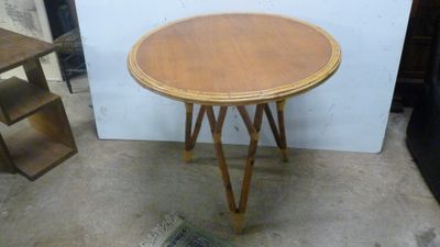 une petite table avec un plateau en bois dans une pièce