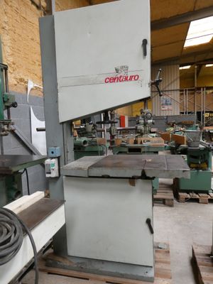 a picture of a machine that is sitting in a warehouse
