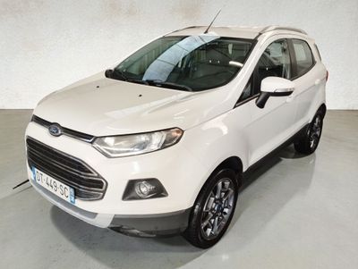 La Ford Eco-Pace blanche est garée dans le garage.