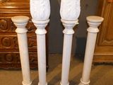 trois bougies blanches posées par terre