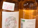 plusieurs bouteilles de vin sont alignées sur une étagère dans un magasin