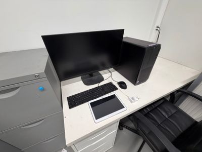 un bureau sur lequel se trouvent deux ordinateurs et une tablette