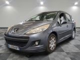 la photo d'une voiture grise garée dans un garage
