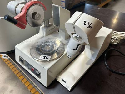 une machine posée sur une table